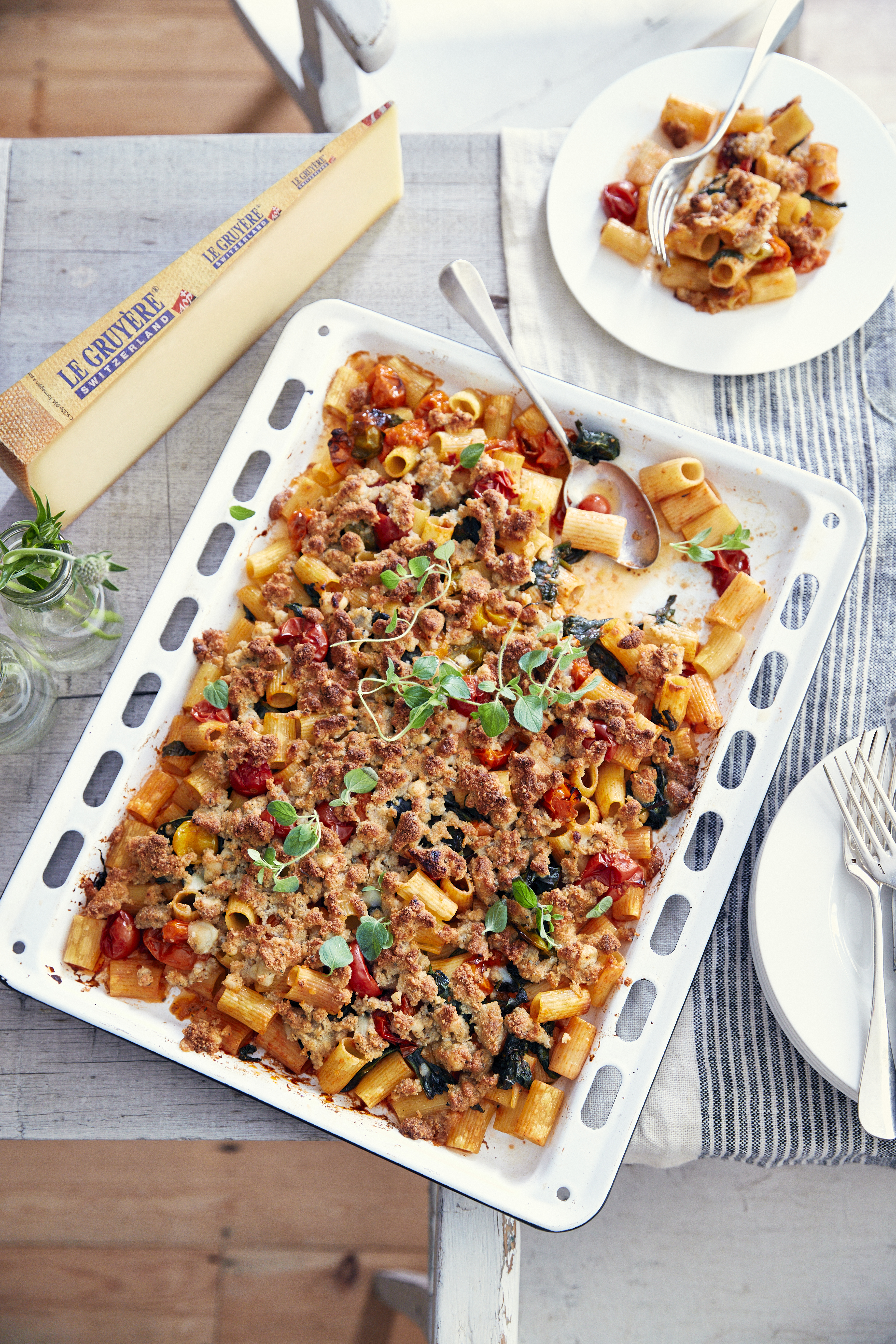 Rigatoni met geplette tomatenen palmkool, crumble van oregano en Le Gruyère AOP